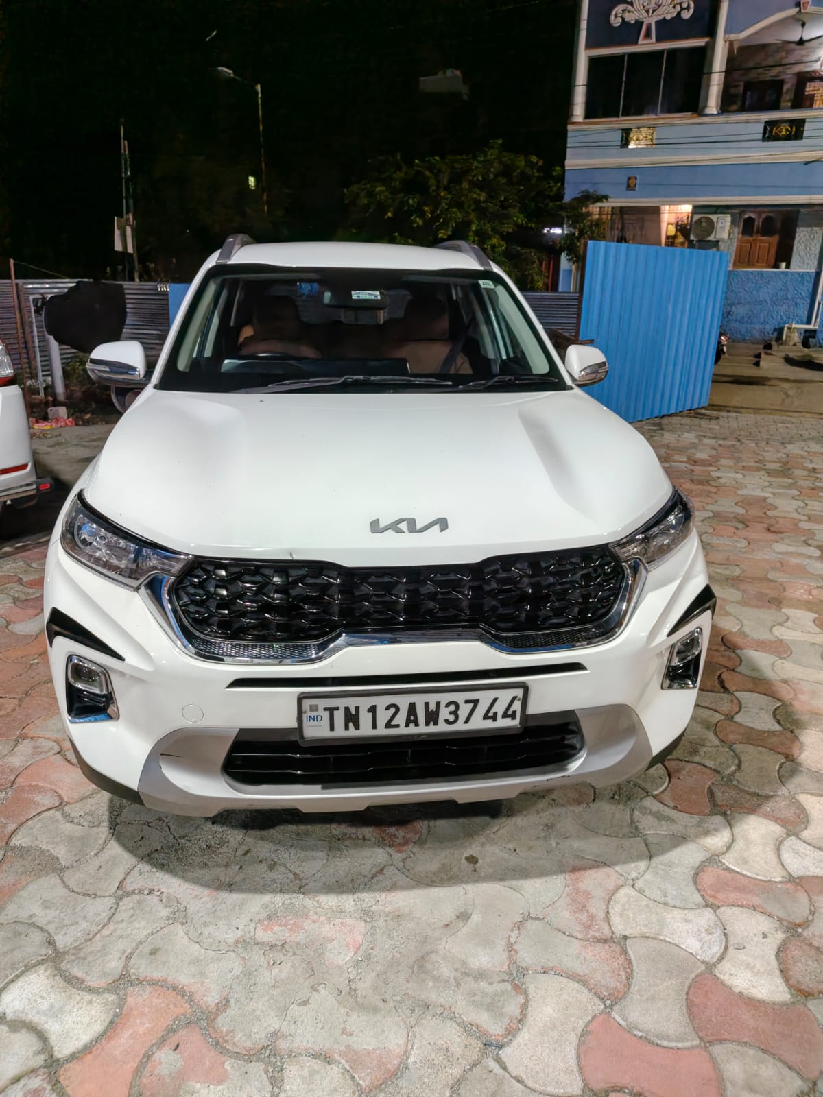 White SUV Detailing